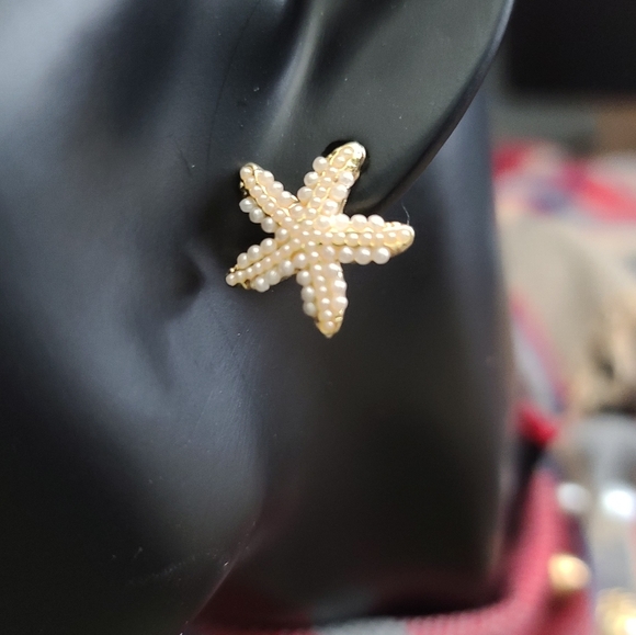 Small gold tone starfish with pearls earrings - Picture 7 of 7